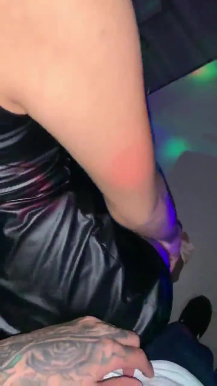 Follando con una puta en la discoteca