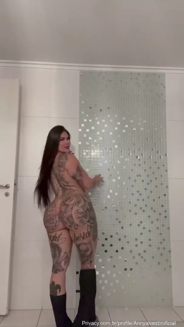 Anny Alves sensualizándose con un striptease y mostrando sus tatuajes en el cuerpo