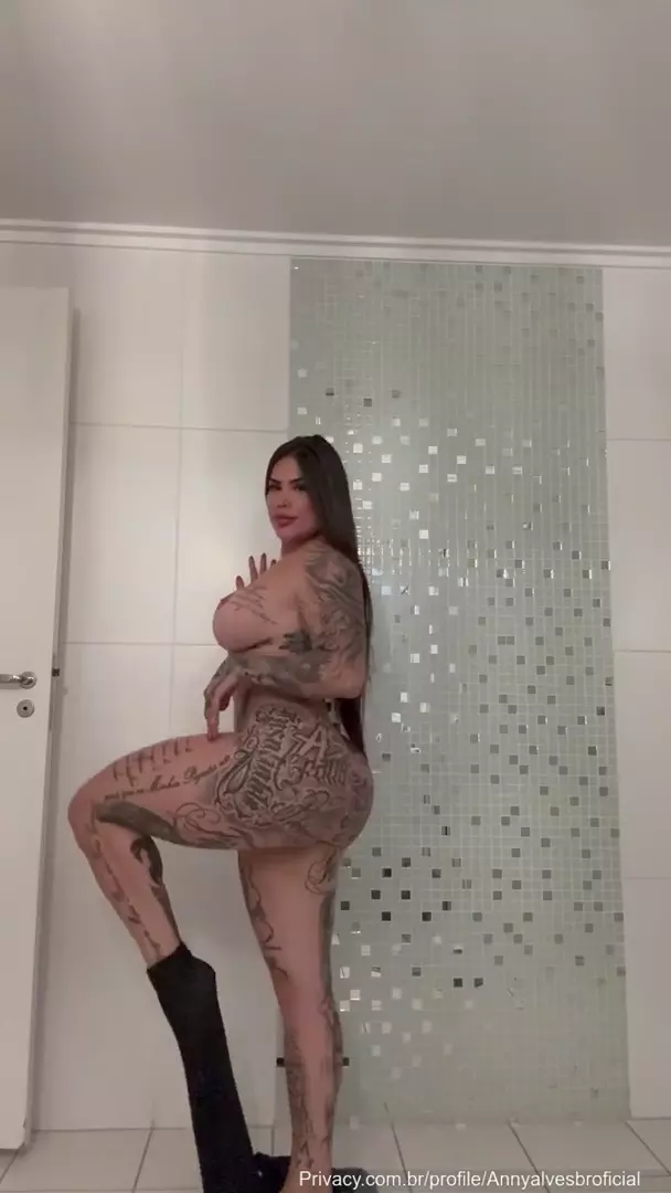 Anny Alves sensualizándose con un striptease y mostrando sus tatuajes en el cuerpo