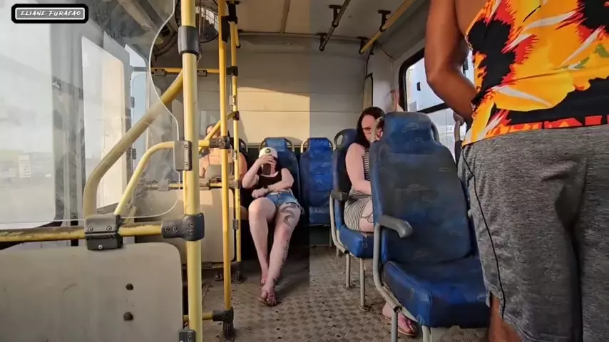 Vídeo de mujer borracha siendo filmada jodidamente caliente dentro del autobús