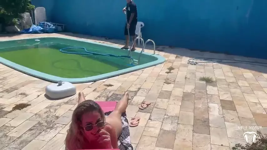 Patty Hotwife teniendo sexo con un limpiador de piscinas de polla gruesa