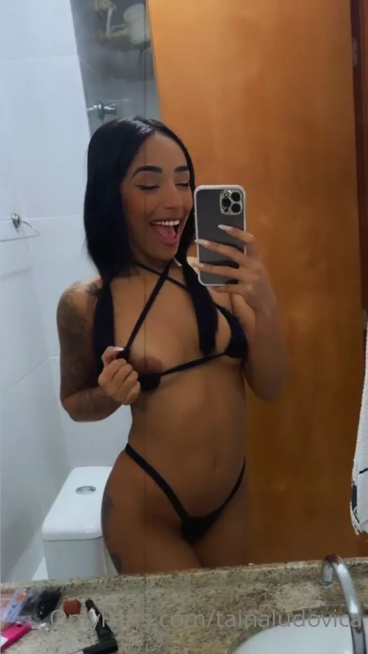 Tainá Ludovica desnuda mostrando sus pequeños pechos naturales